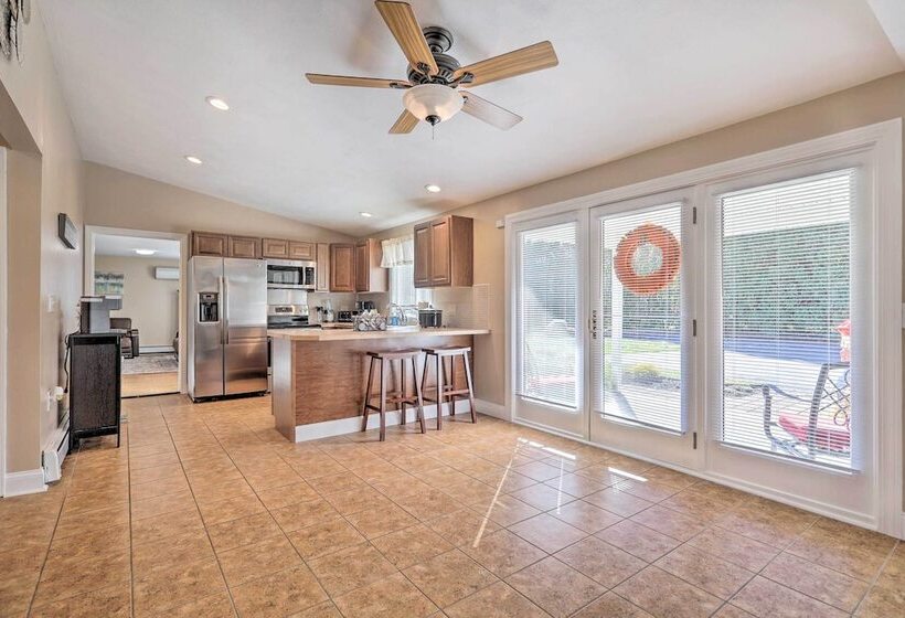 Tranquil Swansea Retreat W/ Fire Pit & Grill!