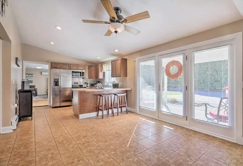 Tranquil Swansea Retreat W/ Fire Pit & Grill!