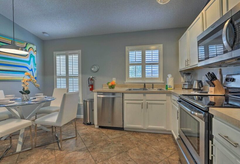 Home Theater + Pool W/ Projector: Clermont Retreat