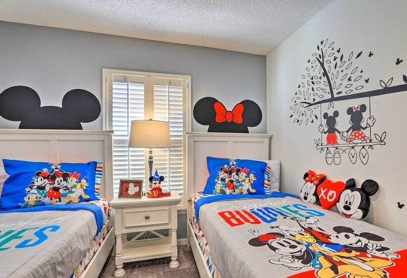 Home Theater + Pool W/ Projector: Clermont Retreat