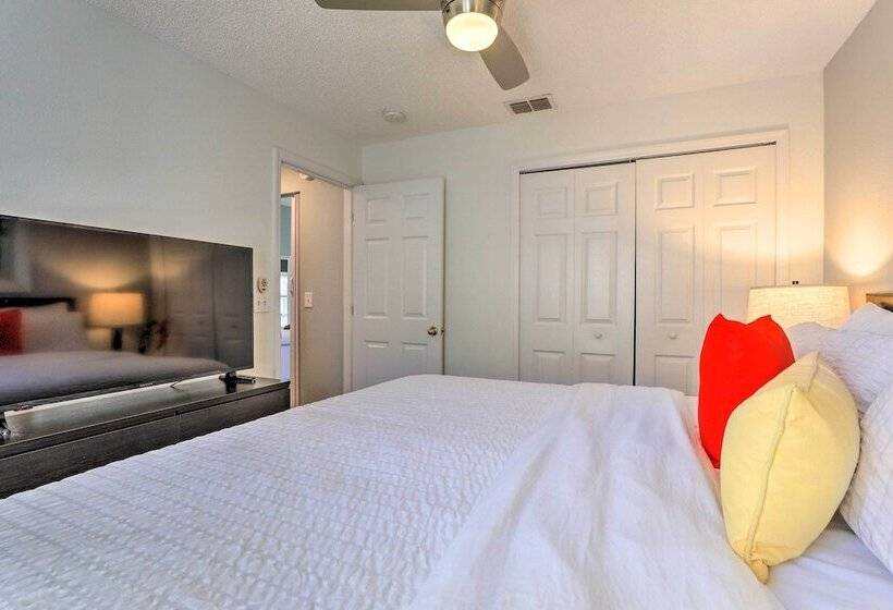 Home Theater + Pool W/ Projector: Clermont Retreat