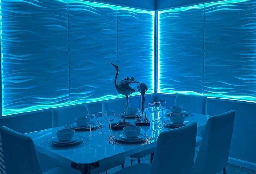 Home Theater + Pool W/ Projector: Clermont Retreat