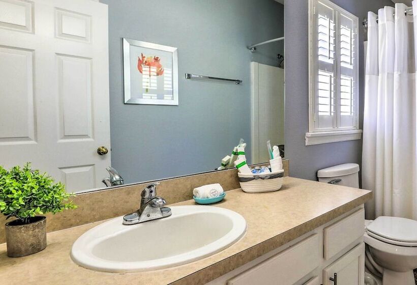 Home Theater + Pool W/ Projector: Clermont Retreat