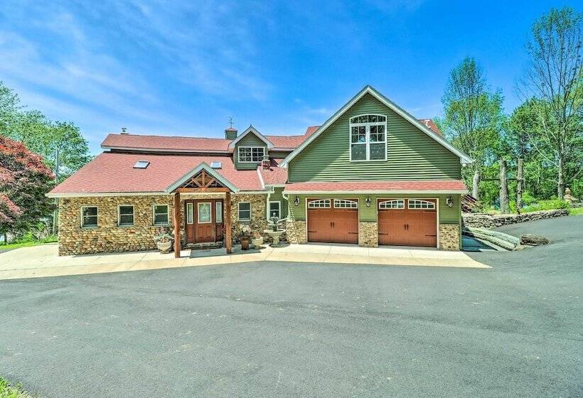 Private Dock & Pedal Boats: Poconos Lake House