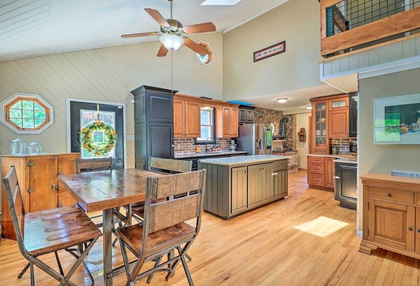 Private Dock & Pedal Boats: Poconos Lake House