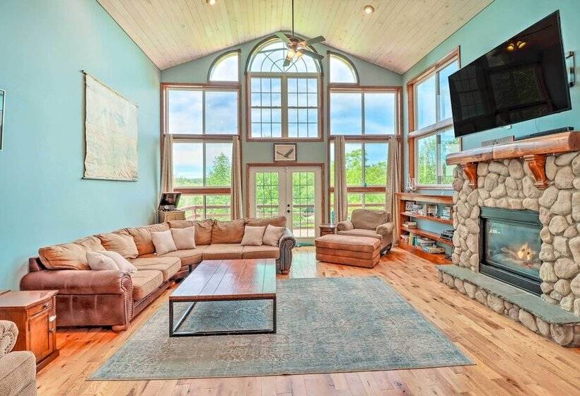 Private Dock & Pedal Boats: Poconos Lake House