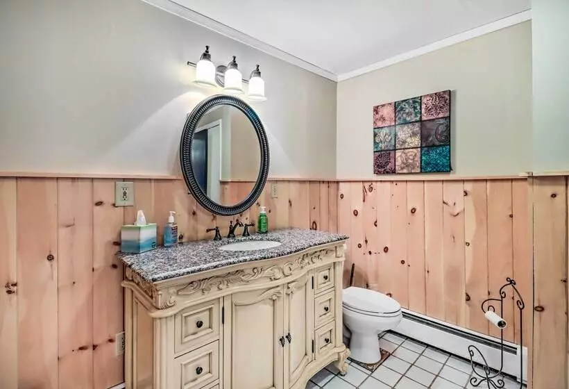 Private Dock & Pedal Boats: Poconos Lake House