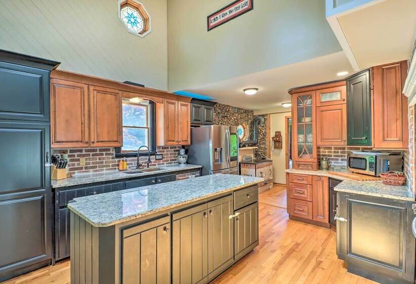 Private Dock & Pedal Boats: Poconos Lake House