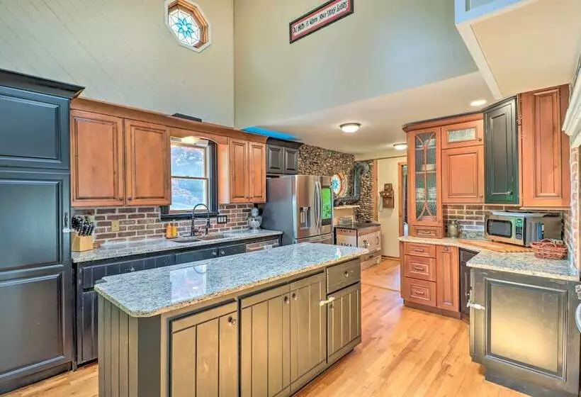 Private Dock & Pedal Boats: Poconos Lake House