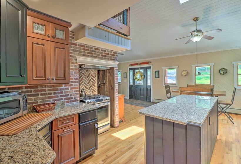 Private Dock & Pedal Boats: Poconos Lake House