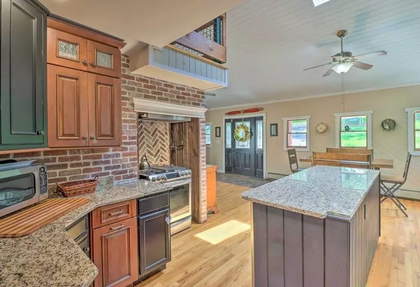 Private Dock & Pedal Boats: Poconos Lake House