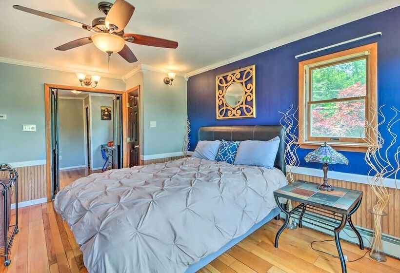 Private Dock & Pedal Boats: Poconos Lake House