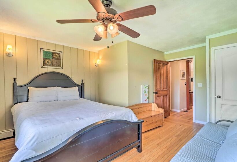 Private Dock & Pedal Boats: Poconos Lake House