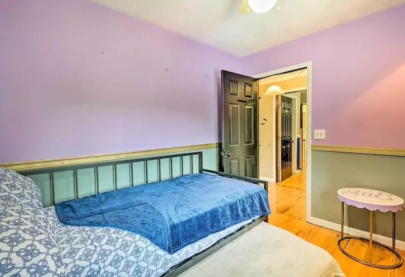 Private Dock & Pedal Boats: Poconos Lake House