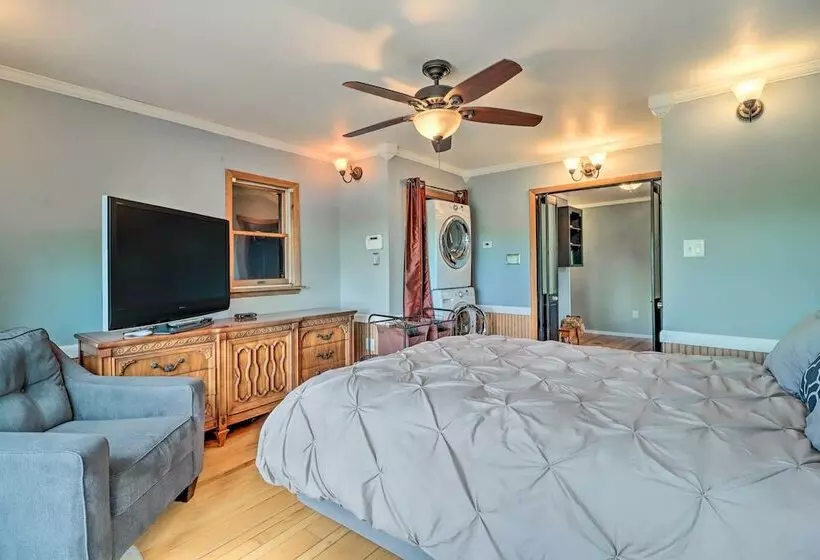 Private Dock & Pedal Boats: Poconos Lake House