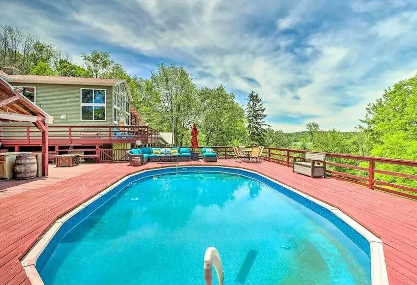 Private Dock & Pedal Boats: Poconos Lake House