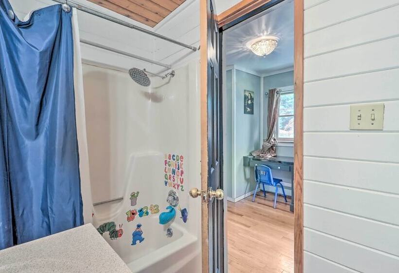 Private Dock & Pedal Boats: Poconos Lake House