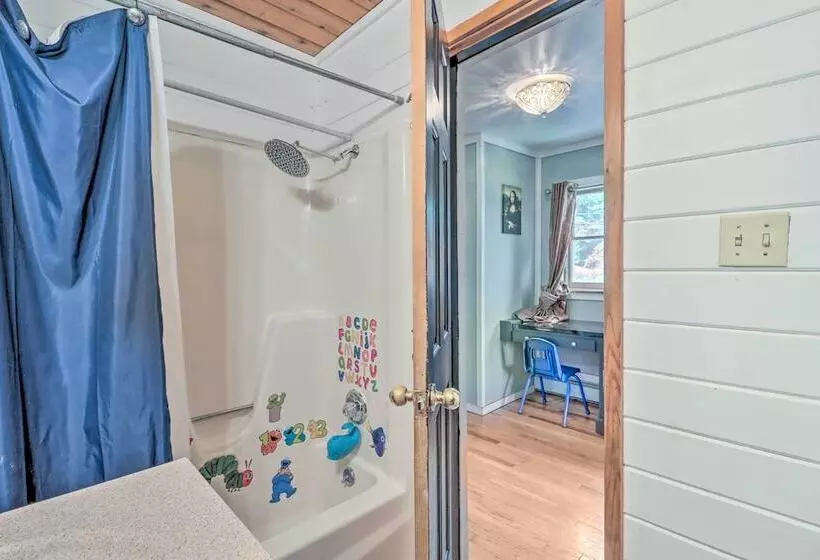 Private Dock & Pedal Boats: Poconos Lake House