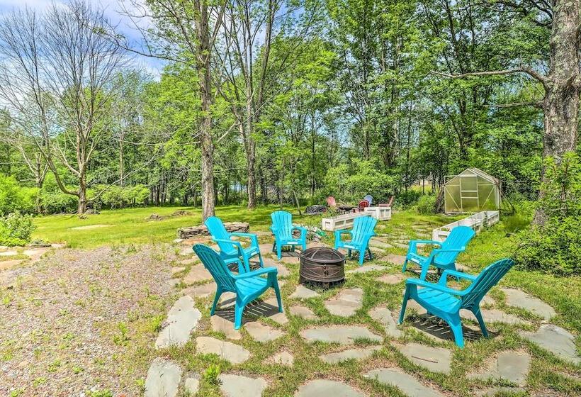 Private Dock & Pedal Boats: Poconos Lake House