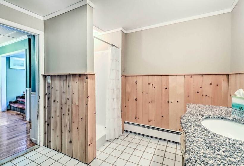 Private Dock & Pedal Boats: Poconos Lake House