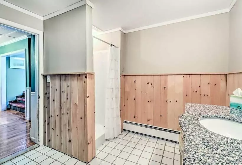 Private Dock & Pedal Boats: Poconos Lake House