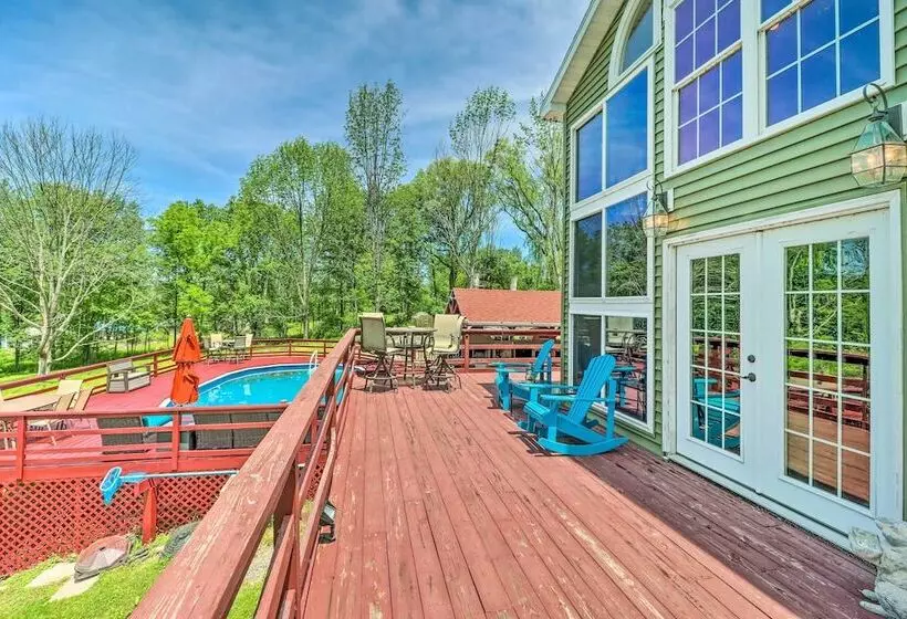 Private Dock & Pedal Boats: Poconos Lake House