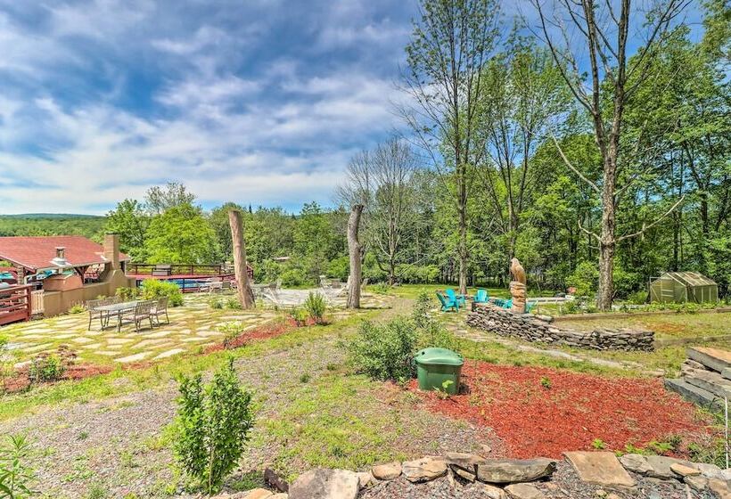 Private Dock & Pedal Boats: Poconos Lake House