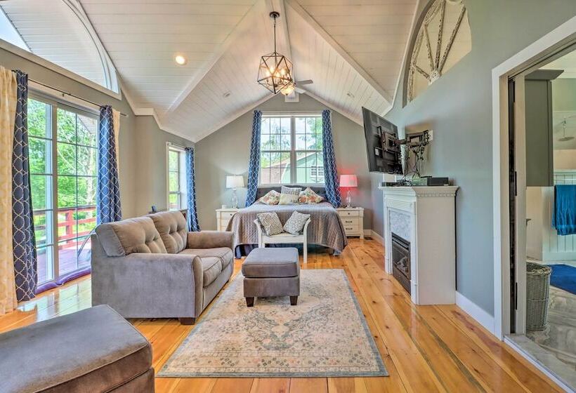 Private Dock & Pedal Boats: Poconos Lake House