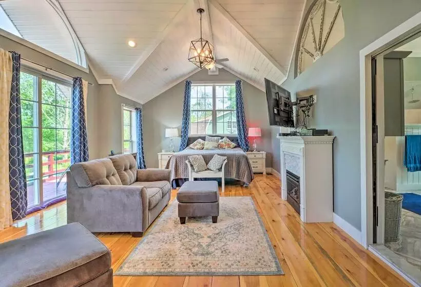 Private Dock & Pedal Boats: Poconos Lake House