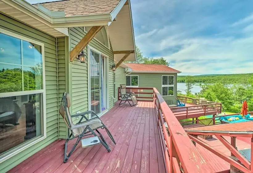 Private Dock & Pedal Boats: Poconos Lake House