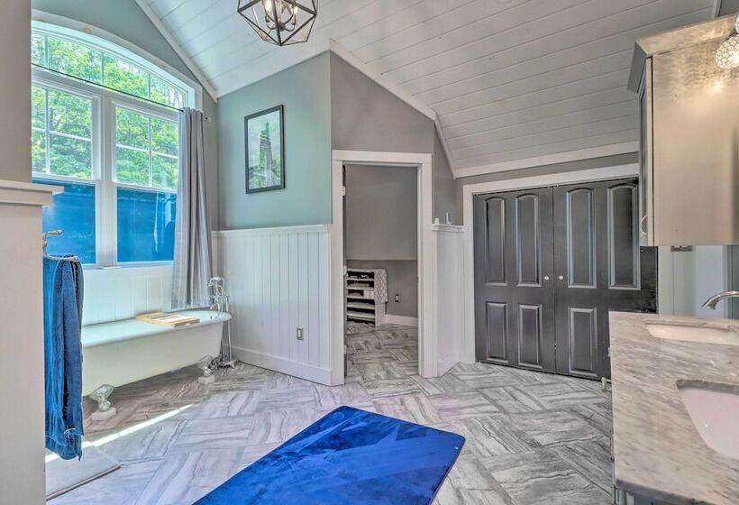 Private Dock & Pedal Boats: Poconos Lake House