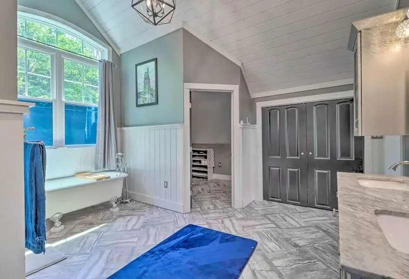 Private Dock & Pedal Boats: Poconos Lake House