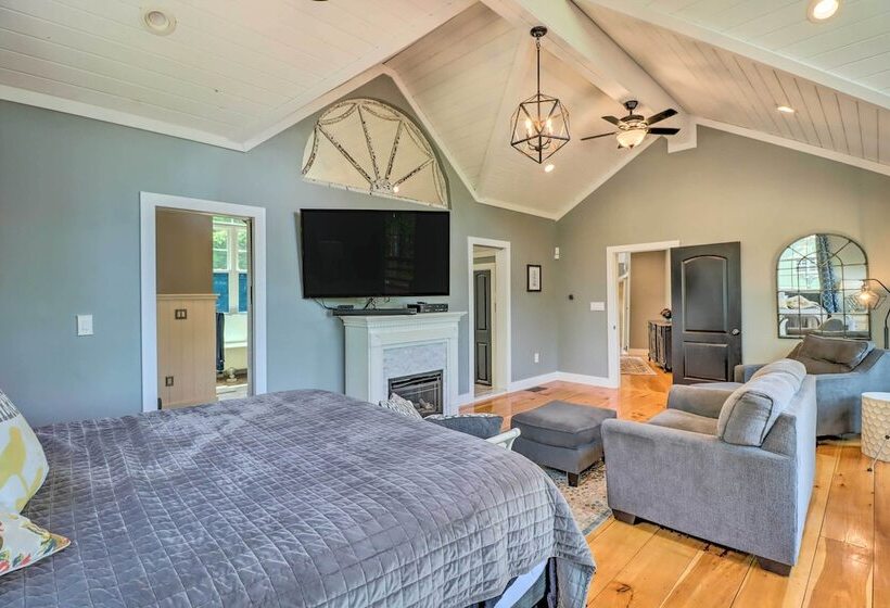 Private Dock & Pedal Boats: Poconos Lake House