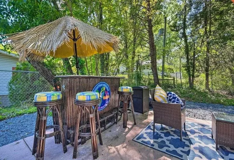 Adorable Beach Cottage W/ Hot Tub & Tropical Bar!