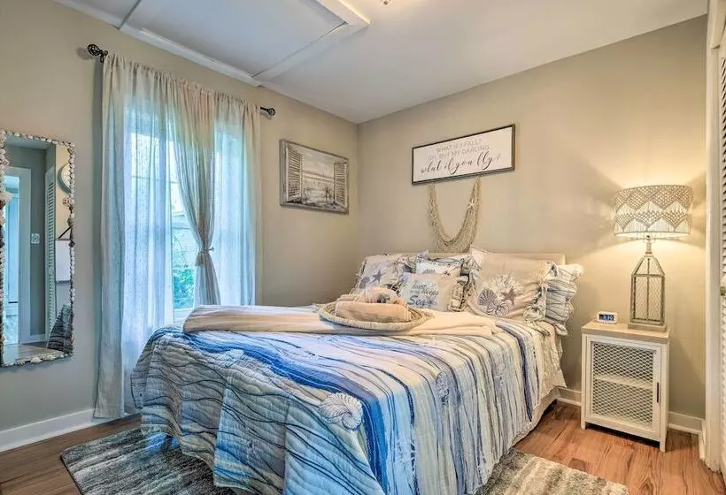 Adorable Beach Cottage W/ Hot Tub & Tropical Bar!