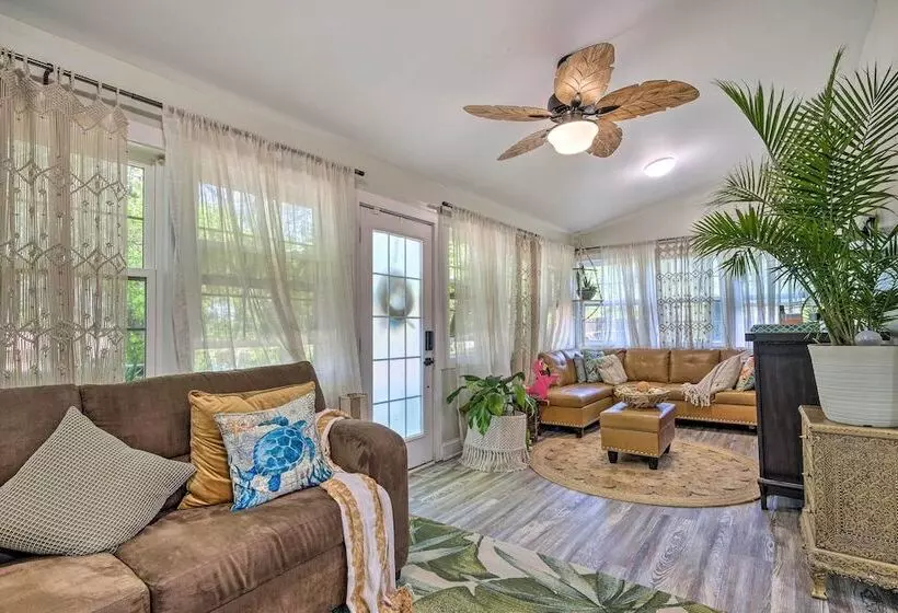 Adorable Beach Cottage W/ Hot Tub & Tropical Bar!