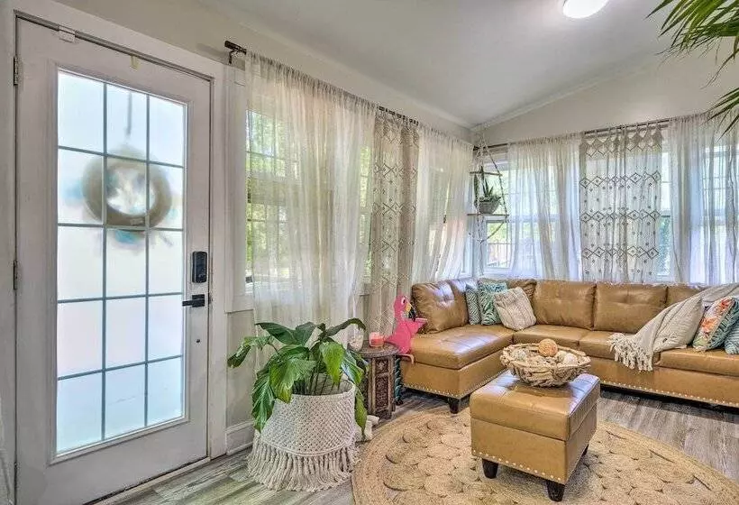 Adorable Beach Cottage W/ Hot Tub & Tropical Bar!