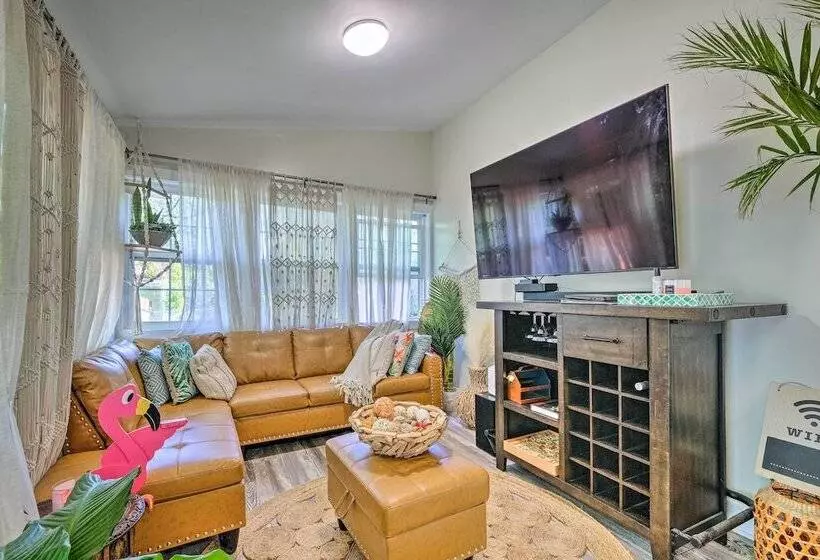 Adorable Beach Cottage W/ Hot Tub & Tropical Bar!