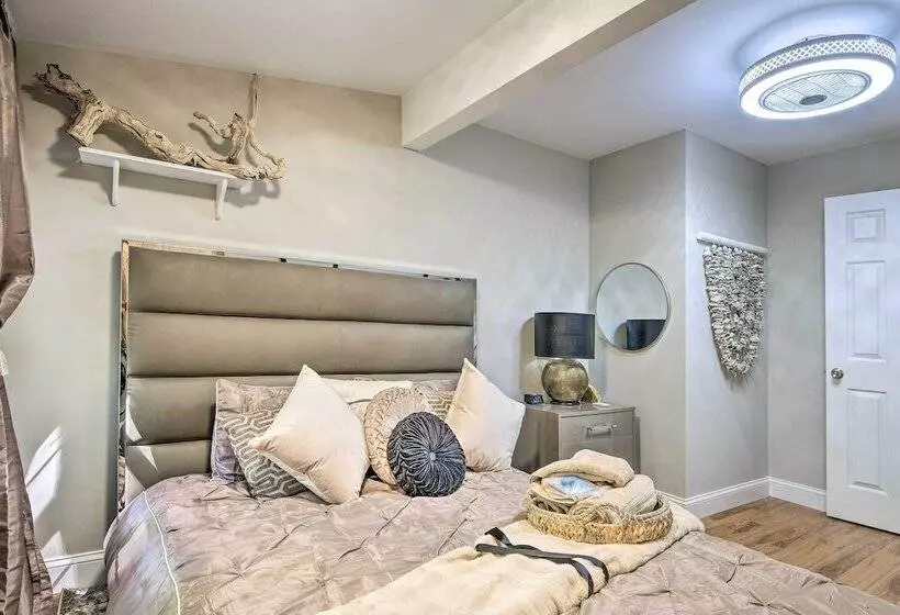 Adorable Beach Cottage W/ Hot Tub & Tropical Bar!