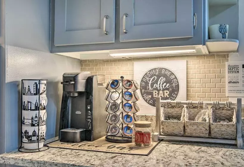 Adorable Beach Cottage W/ Hot Tub & Tropical Bar!