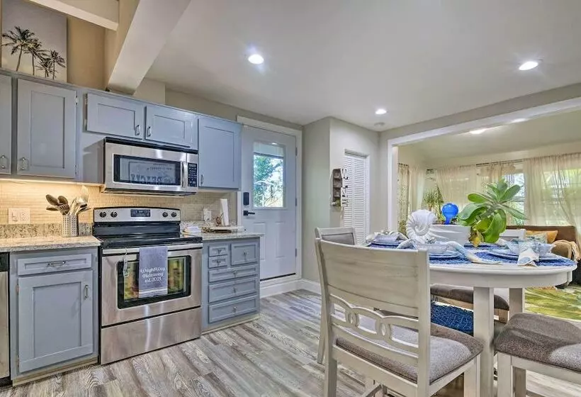 Adorable Beach Cottage W/ Hot Tub & Tropical Bar!