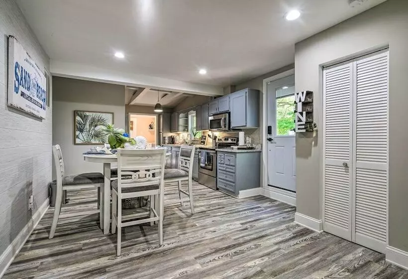 Adorable Beach Cottage W/ Hot Tub & Tropical Bar!