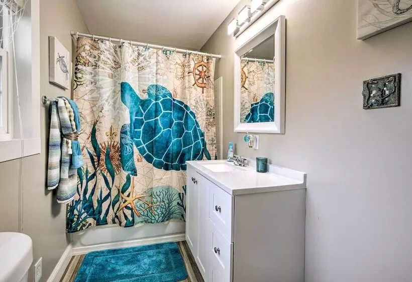 Adorable Beach Cottage W/ Hot Tub & Tropical Bar!