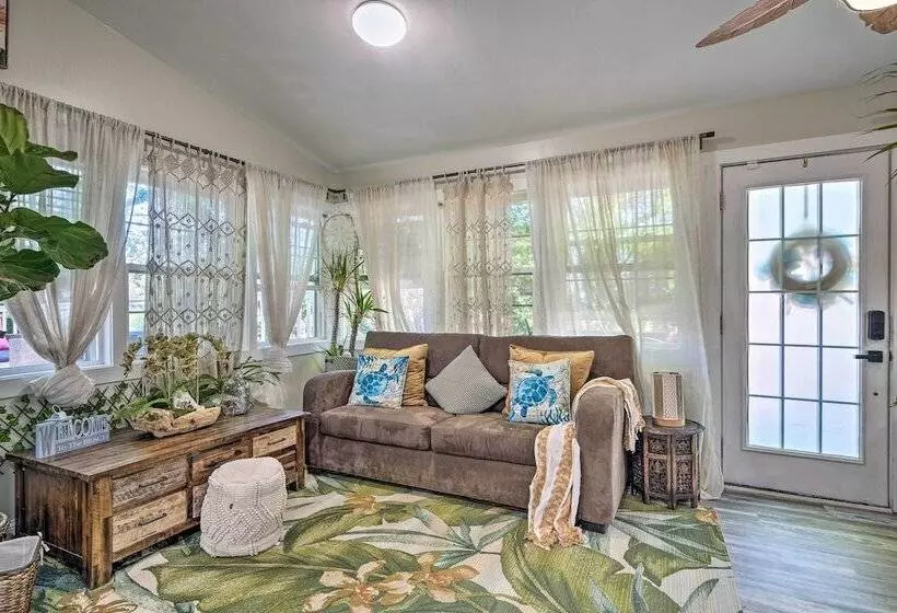 Adorable Beach Cottage W/ Hot Tub & Tropical Bar!