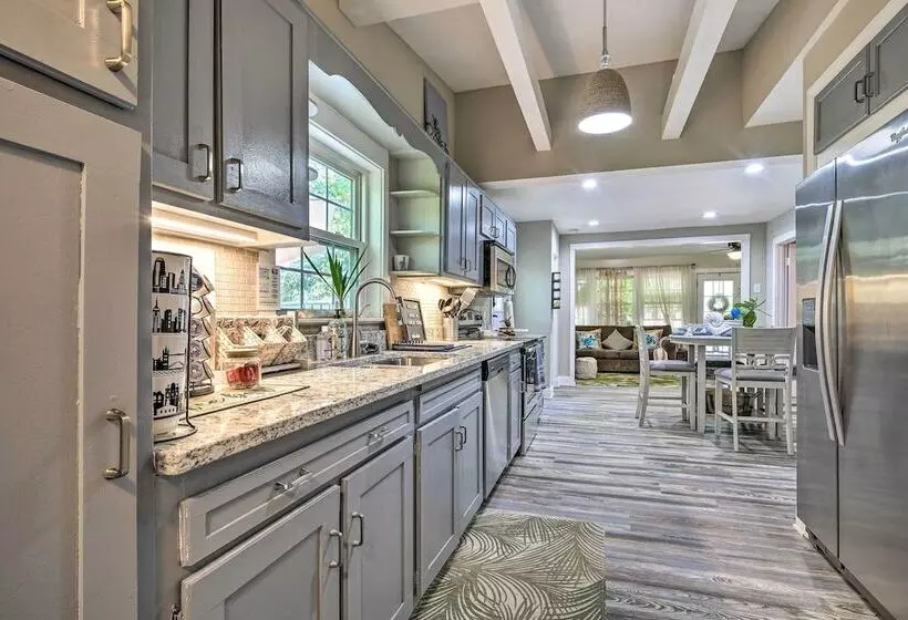 Adorable Beach Cottage W/ Hot Tub & Tropical Bar!