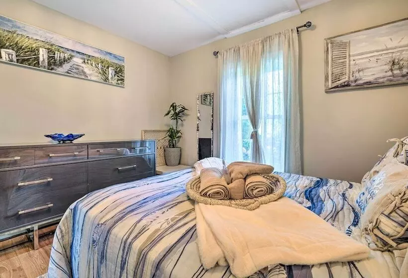 Adorable Beach Cottage W/ Hot Tub & Tropical Bar!