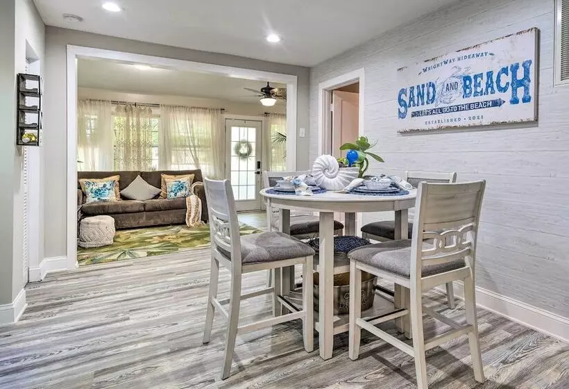 Adorable Beach Cottage W/ Hot Tub & Tropical Bar!