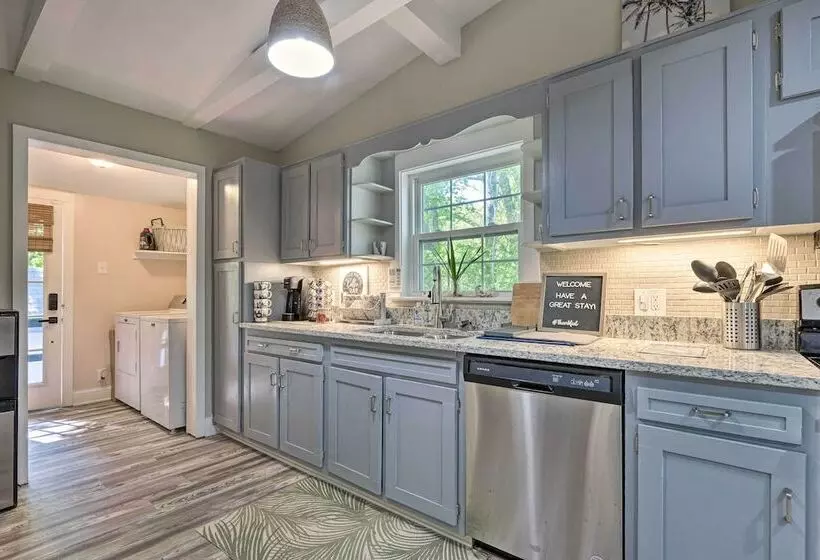 Adorable Beach Cottage W/ Hot Tub & Tropical Bar!