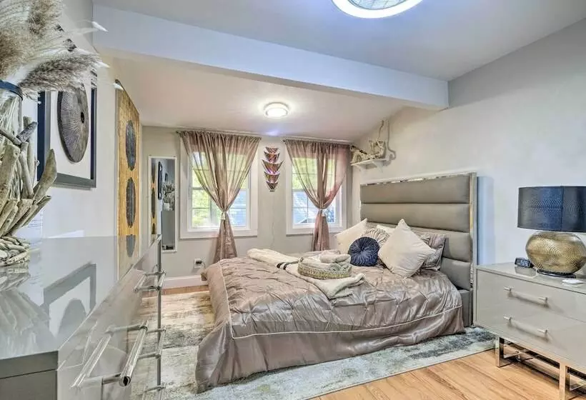 Adorable Beach Cottage W/ Hot Tub & Tropical Bar!