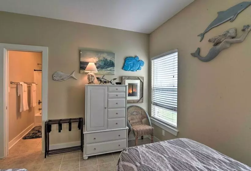 Ocean View & Grill: Crystal Beach Bungalow!